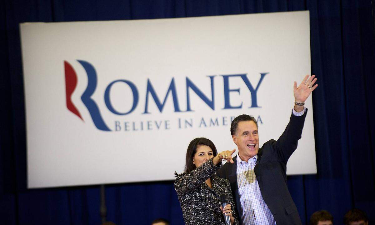 US-Präsident Donald Trump dürfte das Rennen dennoch mit gemischten Gefühlen verfolgen, gilt Romney doch als Exponent jenes Parteiflügels, der sich mit dem rechtspopulistischen Kurs des Präsidenten nicht anfreunden kann. So mancher Beobachter sieht Romney schon in die Fußstapfen des kürzlich verstorbenen Senators von Arizona, John McCain, treten, der Trump das Leben schwer gemacht hatte. Allerdings hat Romney seine Kritik an Trump, den er vor der Präsidentenwahl "Hochstapler" und "Betrüger" genannt hatte, zurückgefahren. Heftig spekuliert wird, dass der frühere Gouverneur von Massachusetts den Senat als Sprungbrett für eine neuerliche Präsidentschaftskandidatur nutzen könnte. Im Bild: Mitt Romney bei seinem Wahlkampf im Jahr 2012 mit der damaligen Gouverneurin von South Carolina, Nikki Haley - derzeit noch UN-Botschafterin der USA.