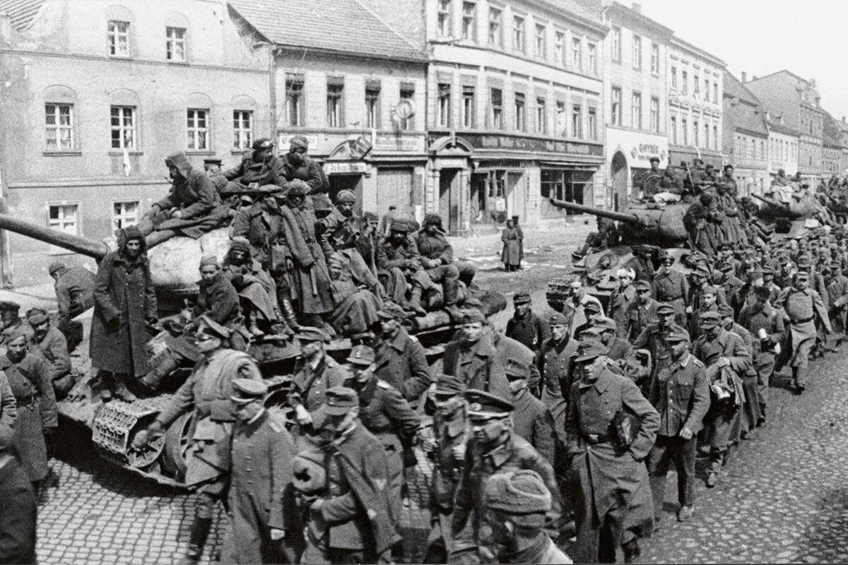 Die "Schlacht um Berlin" war die letzte bedeutende Schlacht des Zweiten Weltkrieges dauerte vom 16. April bis zum 2. Mai 1945. Bei den Kämpfen fielen etwa 170.000 Soldaten, 500.000 wurden verwundet, auch mehrerer zehntausend Zivilisten fanden den Tod. Bild: Eine russische Panzerkolonne bereitet in einer Vorstadt den Angriff auf Berlin vor.