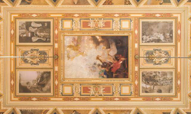 Die Decke des großen Festsaals. Das Hauptbild ist von Franz Matsch, ebenso die Theologie (links oben), die übrigen drei Fakultätsbilder stammen von  Gustav Klimt. Die kleinen Bilder rundherum sind personifizierte Wissenschaften.