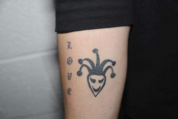Am rechten Unterarm trägt Justin Bieber einen Harlekin unter einem Kanji-Symbol, das für Musik steht.