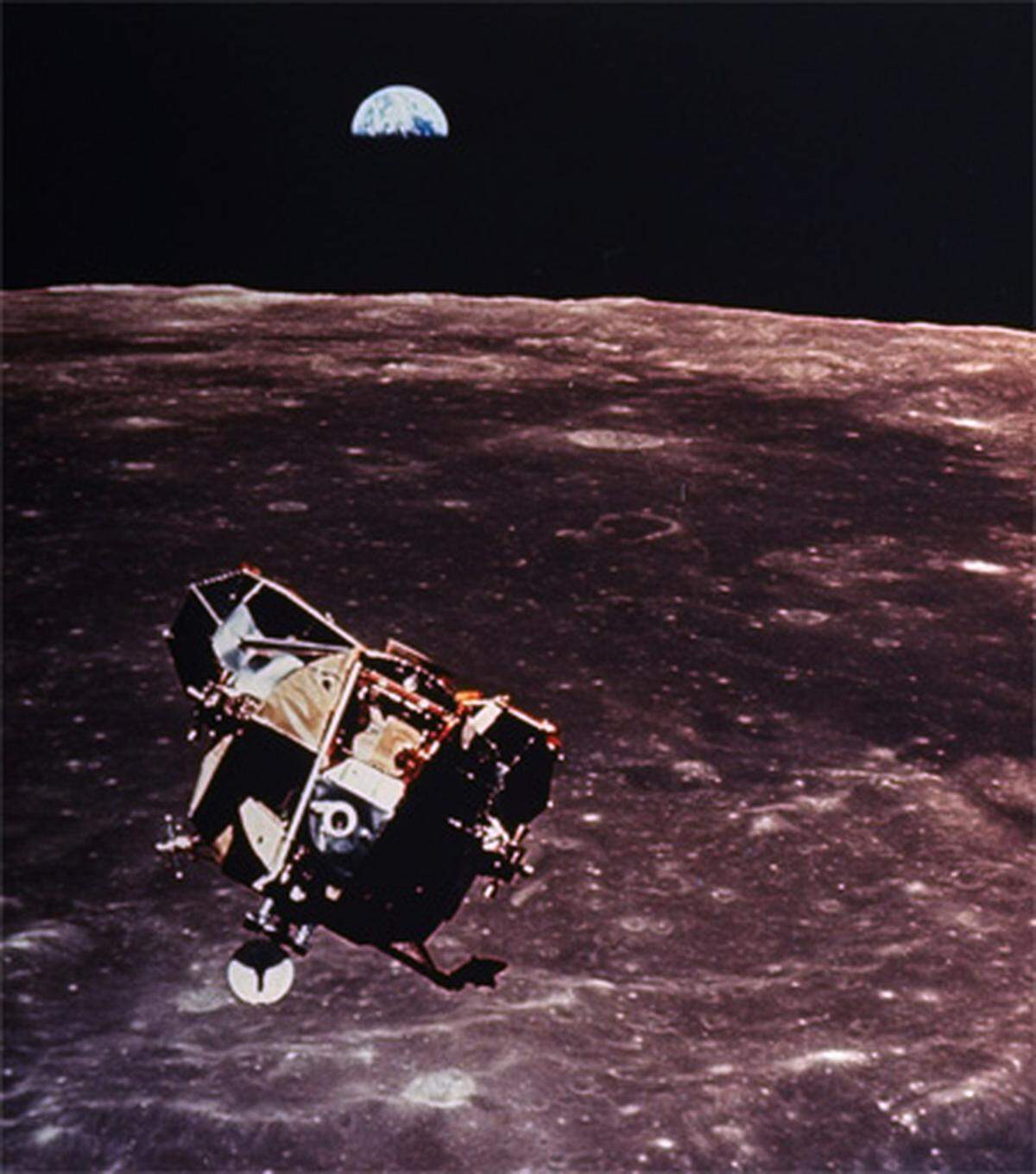 Der Oberteil der Landefähre hob wieder vom Mond ab und koppelte sich mit dem Kommandomodul im Orbit. Auf diesem kehrte die Crew am 24. Juli 1969 wieder auf die Erde zurück.