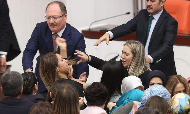 Heftige Auseinandersetzung im türkischen Parlament