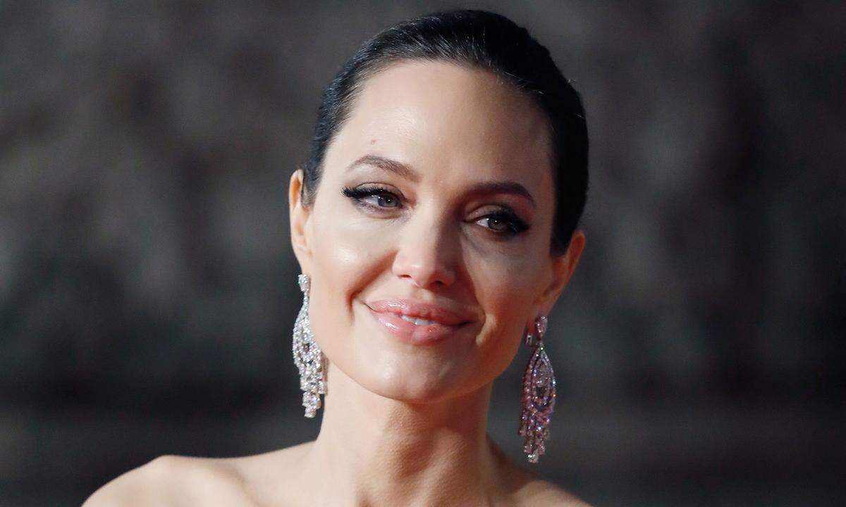 Nichts ausgelassen hat Angelina Jolie: "Ich habe Kokain, Heroin, Ecstasy, LSD, alles genommen". Ihr bekanntester Drogensager: "Ich erinnere mich LSD genommen zu haben, als ich das Disneyland besuchte".