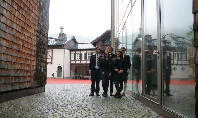 Auch die Lederhose ist Teil der Schuluniform: Gregory, Jessica, Conny, Plamena und Laurin, trotz Regen im Hof der St. Gilgen International School.