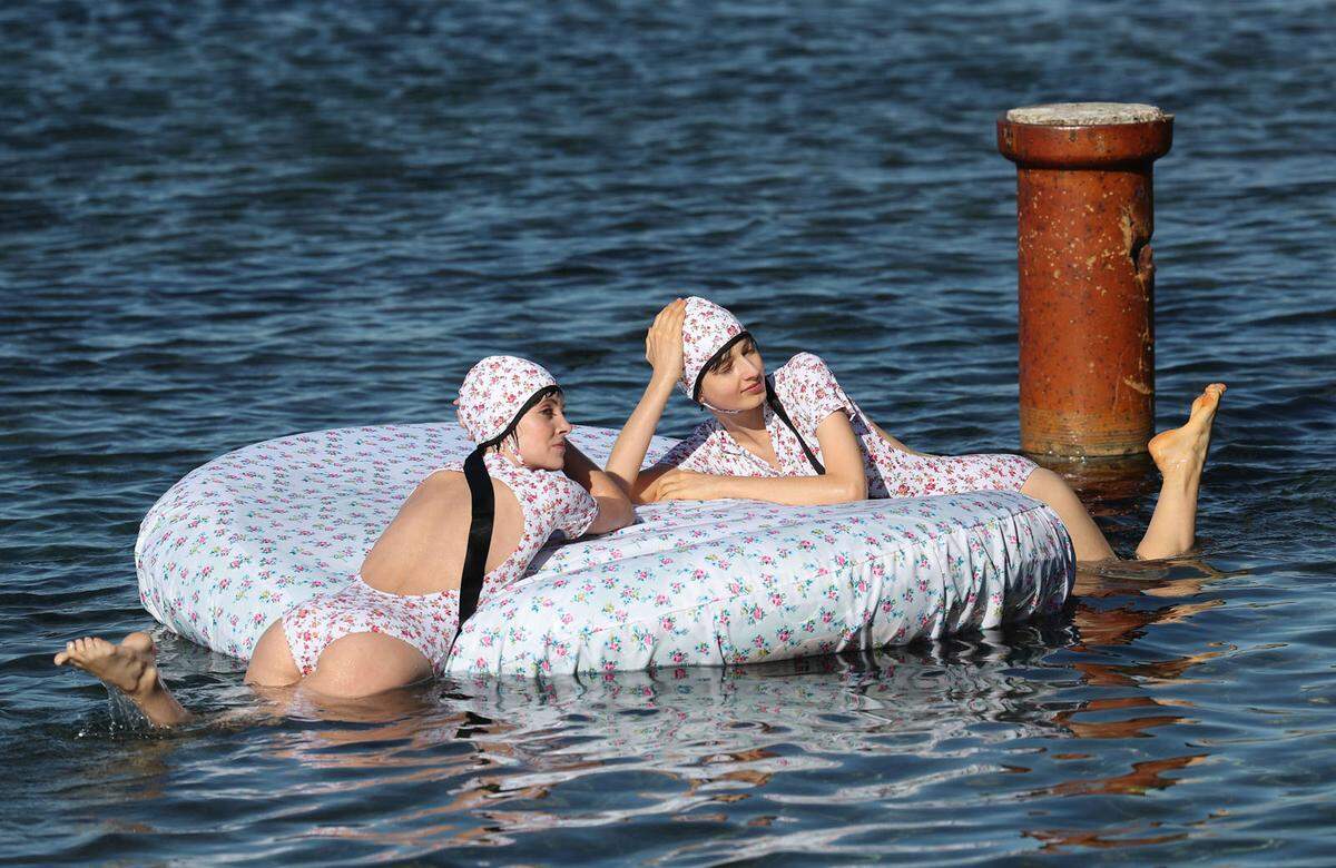 Designerin Emilia Wickstead schickte ihre Models teilweise ins Wasser. Nicht ohne die passende Luftmatratze natürlich.