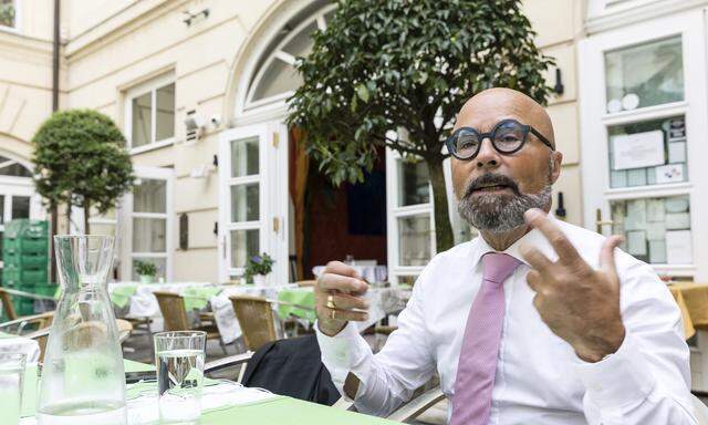  Luigi Barbaro im Gastgarten seiner Regina Margherita, die heute sein Sohn Antonio führt. Er selbst träumt noch von einem Lokal am Wasser.