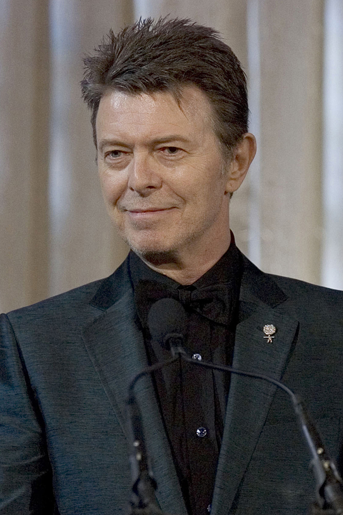 Wer Pop sagt, muss auch David Bowie sagen. Auch der legendäre "Thin White Duke", der Name verrät bereits vieles, hat eine lange (Drogen)-Karriere hinter sich. Der 64-Jährige sagt einmal, dass seine Erinnerungen - vor allem an die 70er - so löchrig seien wie Schweizer Käse. Damals soll Bowie nur 41 Kilo gewogen haben. Die Diät nannte sich Kokain.