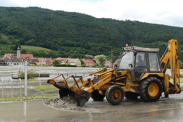 In der gesamten Wachau war schweres Gerät unterwegs, um die Straßen von Schlamm zu befreien.