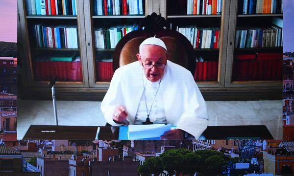Videozuschaltung von Papst Franziskus