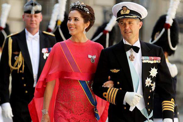 Unter den 400 Gästen waren neben der Königsfamilie samt Victorias kleiner Tochter Estelle der dänische Kronprinz Frederik (im Bild) und der norwegische Thronfolger Haakon.