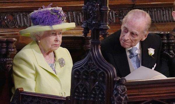Kein Drama für die krisensicheren Royals. Harrys Großmutter Queen Elizabeth II. und ihr Mann Prinz Philip sind bekanntlich nicht aus der Fassung zu bringen. Sie verfolgten die Messe mit gebotener Ernsthaftigkeit.