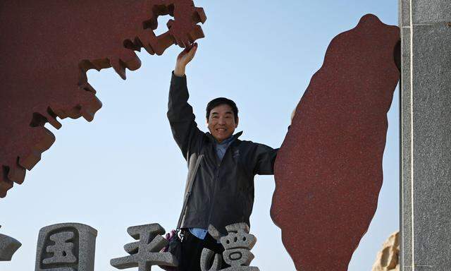 Bald „vereint“? Ein Mann vor einer Skulptur, die China und Taiwan darstellt. 