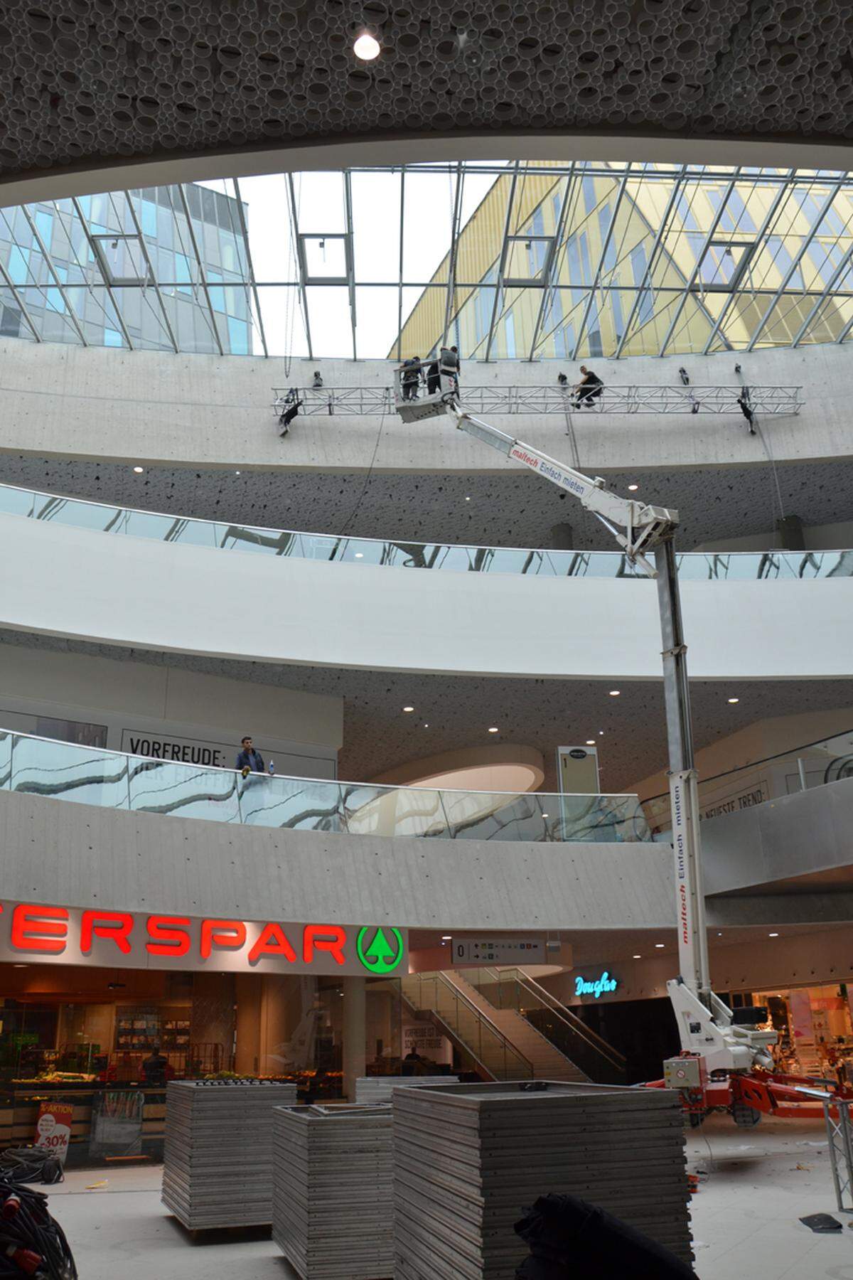 Das Shoppingcenter will dabei mit modernem Design, mit geschwungenen Formen und hellen Farben, punkten.