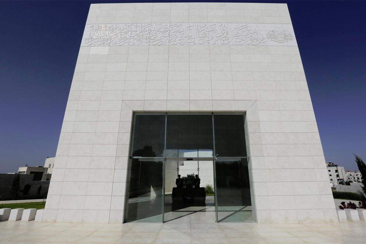 Für viele Palästinenser ist Arafats Mausoleum in Ramallah eine Pilgerstätte. Das Gebäude ist dem Pariser Triumphbogen nachempfunden und steckt voller Symbolik. Die Gedenkstätte sieht aus wie ein Würfel - jeweils elf Meter lang, hoch und breit. Arafat war am 11.11. und elf Jahre nach Unterzeichnung der Osloer-Verträge gestorben.