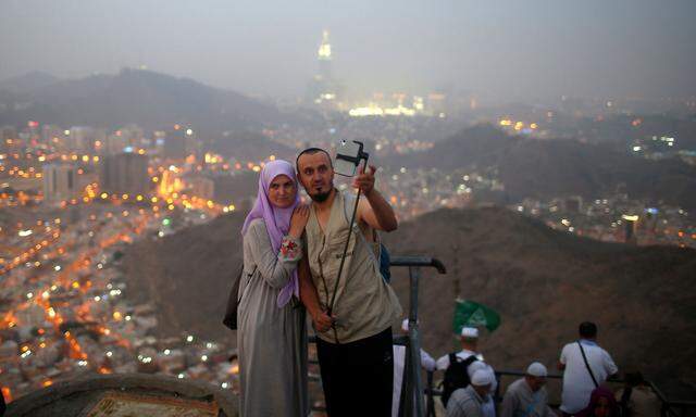 Symbolbild: Muslimische Pilger machen ein Foto in Mekka