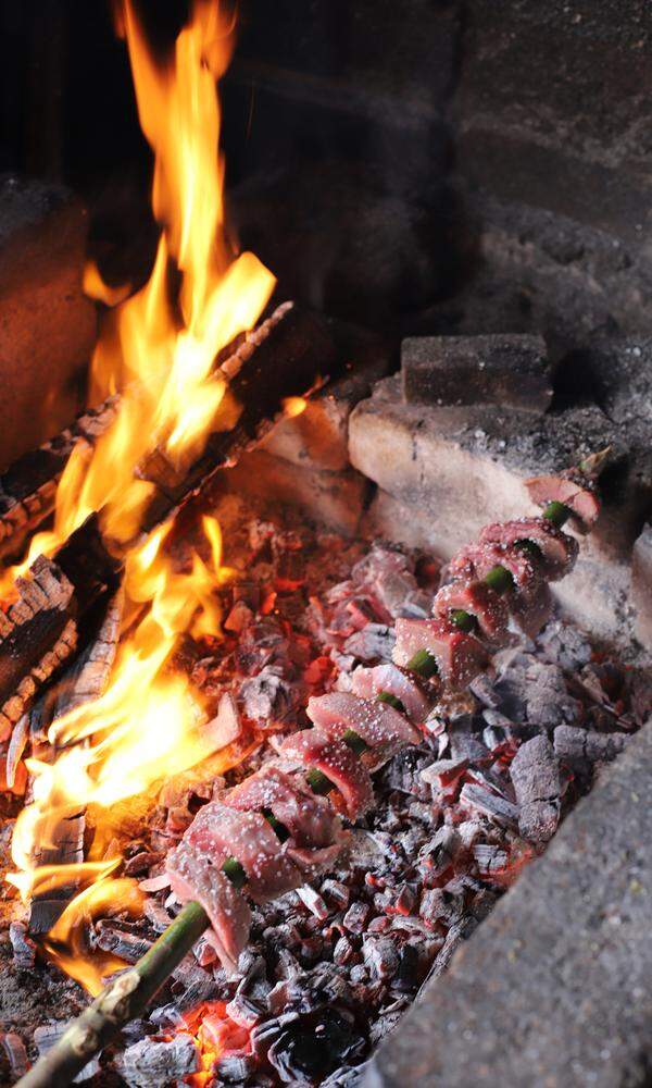 Ein Nationalgericht Madeiras sind die Spieße Espetadas. Große Rindfleischstücke werden traditionellerweise auf Lorbeerspieße aufgefädelt und über offenem Feuer gegrillt. Mittlerweile nimmt man hauptsächlich anderes Holz.