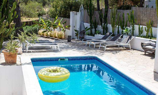 Pool und Garten jener Villa auf Ibiza, in der im Sommer 2017 die "Video-Falle" zuschnappte. 