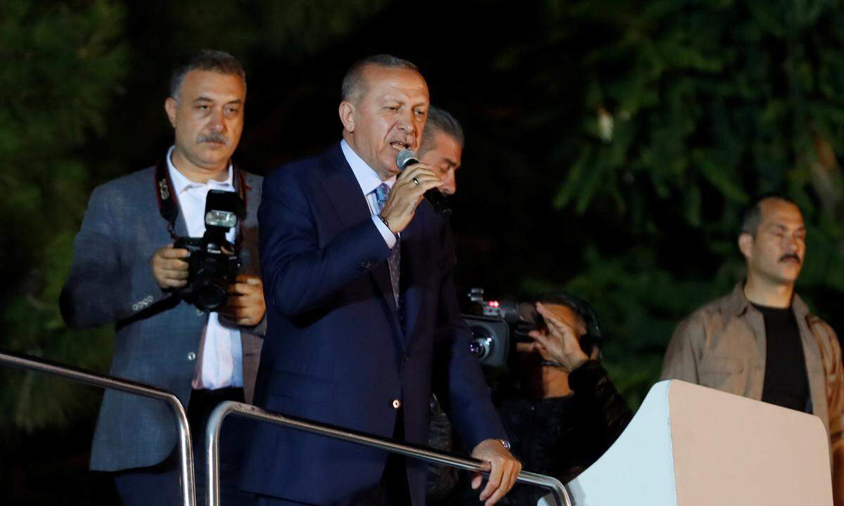 Er sprach in Istanbul zu seinen Anhängern. "Die inoffiziellen Ergebnisse stehen fest", sagte Erdogan am Sonntagabend in Istanbul. "Demnach hat unser Volk meiner Person den Auftrag der Präsidentschaft und der Regierung gegeben." Bei der Parlamentswahl hätten die Wähler außerdem dem von seiner AKP geführten Parteienbündnis die absolute Mehrheit im Parlament verschafft.