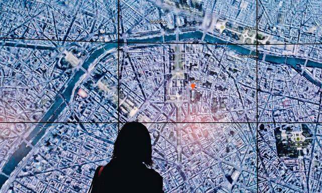 Google Earth zeigt hier Paris von oben – bei einer Präsentation der neuen, verbesserten  App heuer im Whitney Museum of Art in New York.