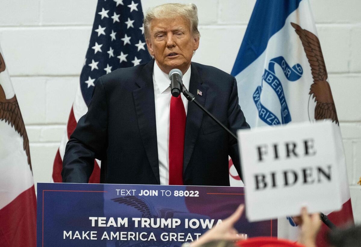 Donald Trump: Der ehemalige Präsident kündigte seine Wahlkampagne im November an. Zu diesem Zeitpunkt hatte es innerhalb seiner republikanischen Partei Kritik gehagelt, weil er erzkonservative Kandidaten unterstützt hatte, die bei den Kongresswahlen eine Niederlage einstecken mussten. Wie Biden ist auch er bei großen Teilen der Wählerschaft unbeliebt. Er hat seine Basis jedoch fest im Griff und konnte seine Position in den Umfragen stärken, trotz mehrere Anklagen. Trump ist Spitzenreiter im Rennen der Republikaner. 