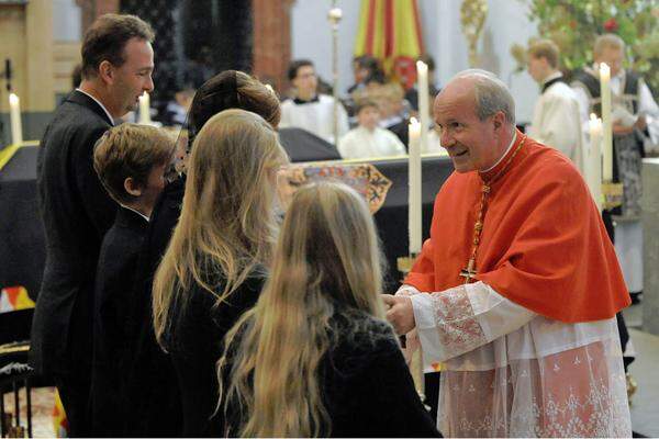 Kardinal Christoph Schönborn, offizieller Vertreter von Papst Benedikt XVI., begrüßte am Mittwoch bei einem Requiem in der Basilika von Mariazell die Familie von dessen Sohn Karl.Er wird auch bei dem Requiem im Stephansdom dabei sein.