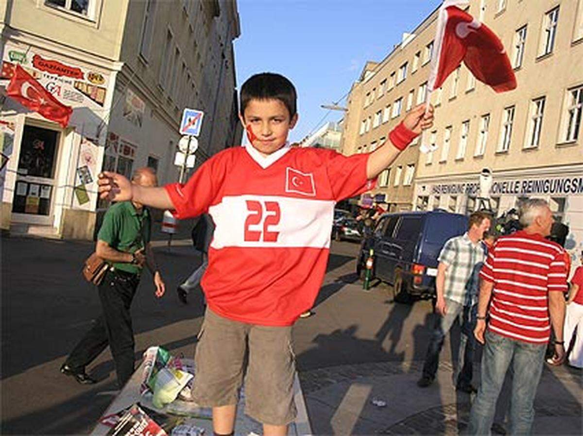 Am Brunnenmarkt vor dem Match: Türkische Kids proben mal für den Ernstfall des Sieges.