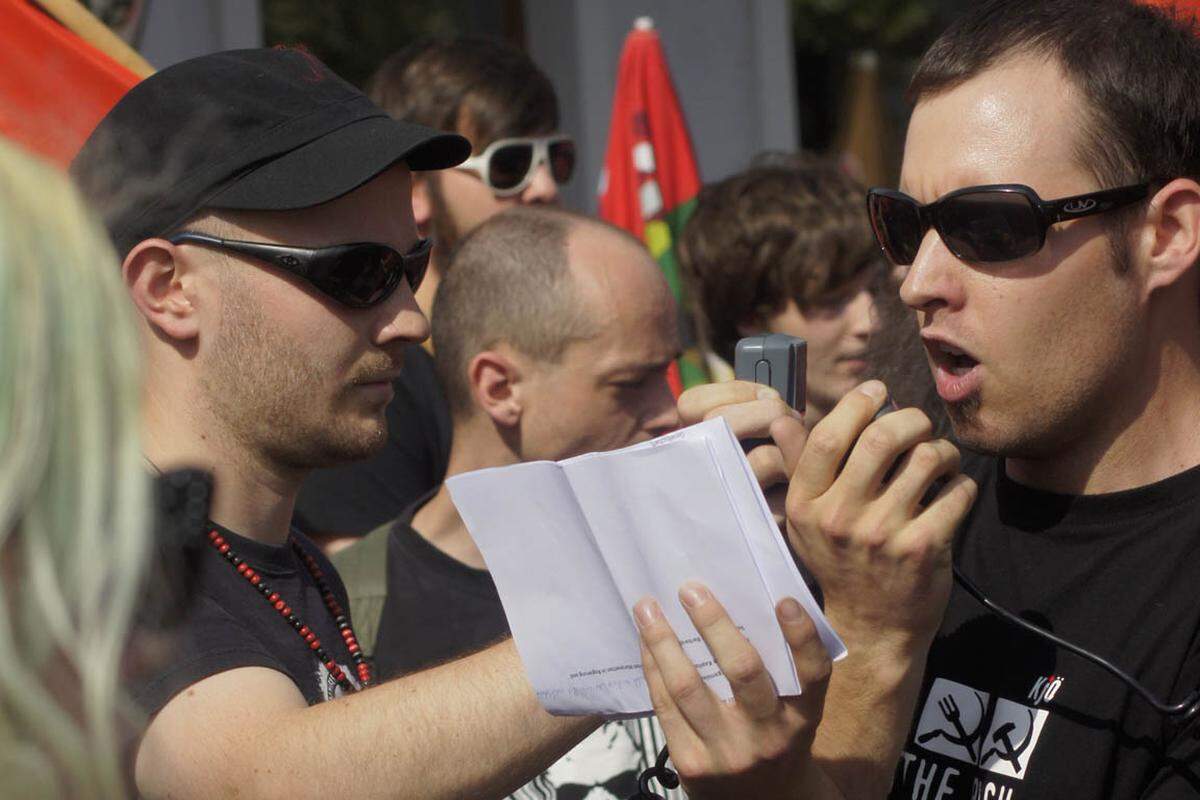 Der Mann im schwarzen T-Shirt rief zur Solidarität mit den griechischen Arbeitern auf: Sie stünden den Demonstranten 100 Mal näher als Lugner, Mateschitz oder Fekter