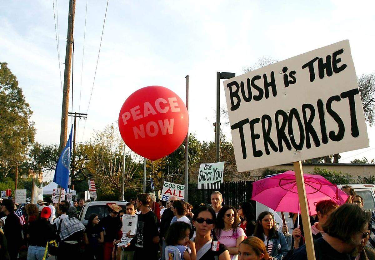 Auf den Plakaten der Demonstranten waren häufig Sprüche wie dieser hier zu lesen: "Bush ist der Terrorist". Andere forderten: "Bush nach Den Haag", wieder andere gaben dem US-Präsident den Tipp: "Hallo Herr Bush, Öl kann man kaufen". Viele Menschen hatten das Gefühl, der Krieg würde wegen des Interesses der USA und Großbritanniens am irakischen Öl begonnen.