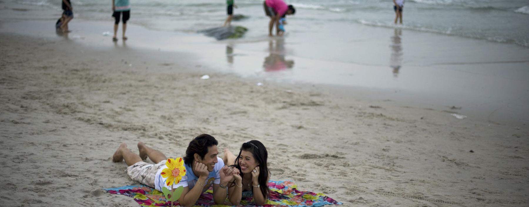 Schöne Sandstrände locken die Thais zum geselligen Beisammensein mit Speis und Trank, nicht zum Baden im Meer oder gar, igitt, Sonnenbaden. 