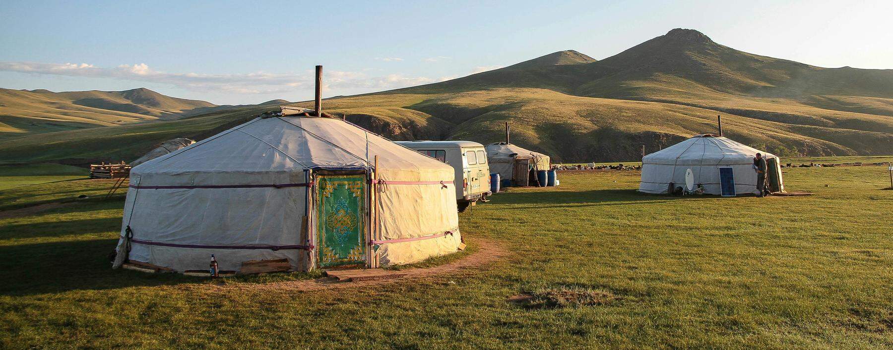 Nach wie vor leben Mongolen oft in Jurtensiedlungen. Schnell sind sie verladen und an anderer Stelle wieder installiert.