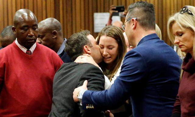 Der verurteilte Athlet Oscar Pistorius umarmt im Gerichtssaal in Pretoria seine Familie. 