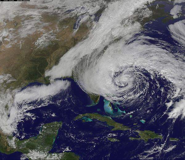 Trifft ein tropischer Zyklon auf Land, wird er üblicherweise schwächer: Er wird nicht mehr von der Energie des warmen Meerwassers "gefüttert". Dennoch können die Stürme weite Schneisen ins Land ziehen - mit viel Regen und Sturmschäden -, bevor sie absterben. Im Bild: Hurrikan Sandy kurz vor Florida, 2012