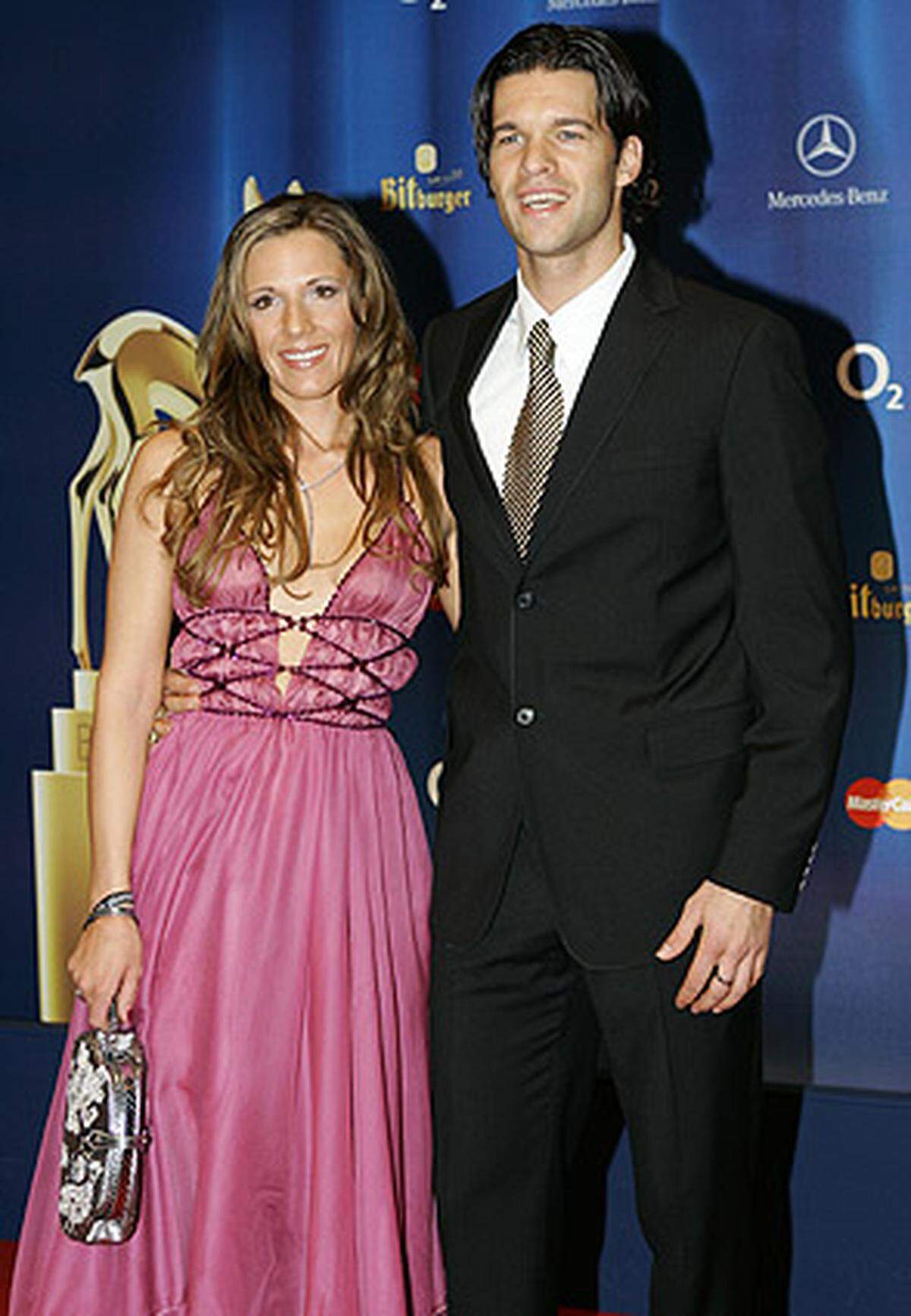 Michael Ballack, Kapitän der deutschen Mannschaft, hat auch mit seiner Verlobten Simone Lambe einen Treffer gelandet.
