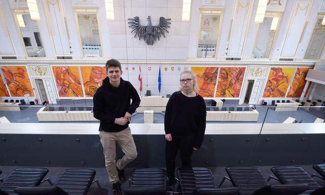 Die beiden Schüler Adrian Wunderbaldinger und Lea Strusievici im Parlament.