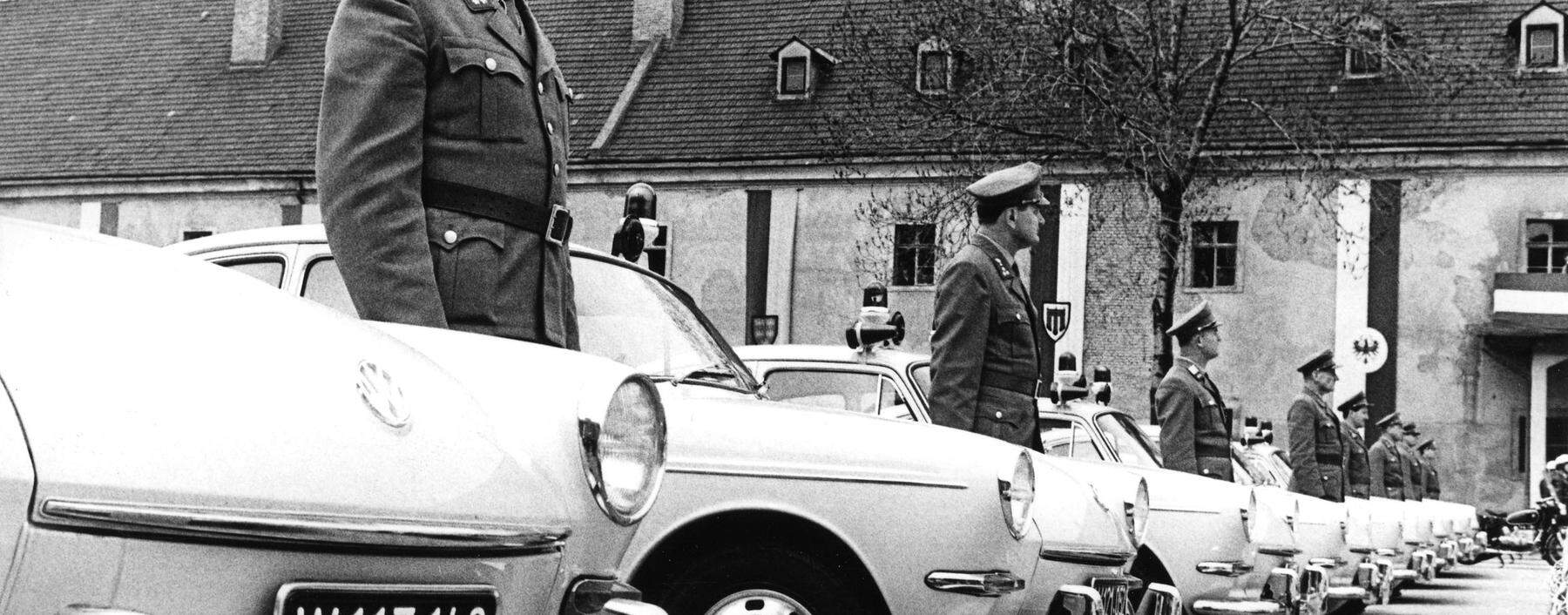  Gerüstet für die Jagd auf Temposünder: Übergabe von 102 Streifenwagen an die österreichische Gendarmerie, um 1970.  