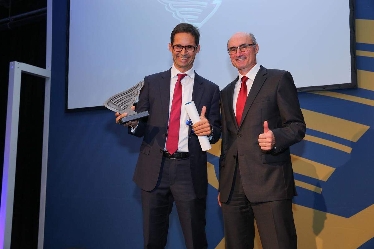 Der Publikumssieger: Lenzing-CEO Stefan Doboczky wird von PwC-Partner Fritz Baumgartner ausgezeichnet.