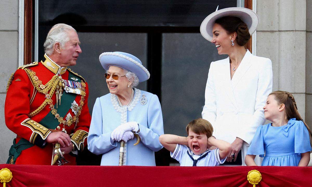 2. Juni. Die britische Königin Elizabeth II, Prinz Charles und Catherine, Herzogin von Cambridge, sowie Prinzessin Charlotte und Prinz Louis erscheinen auf dem Balkon des Buckingham Palastes als Teil der Trooping the Colour-Parade während der Feierlichkeiten zum Platinjubiläum der Königin in London.