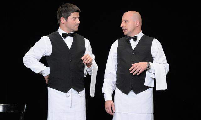 Christoph Fälbl (rechts, mit Ciro de Luca) auf der Bühne des Kabarett Simpl im Jahr 2009 (ORF). Jetzt wird er tatsächlich immer mehr zum Gastronomen.