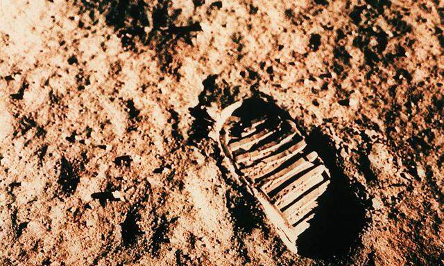 Die ersten Spuren, hinterlassen von Neil Armstrong am 20. Juli 1969. Bald sollen gröbere folgen.