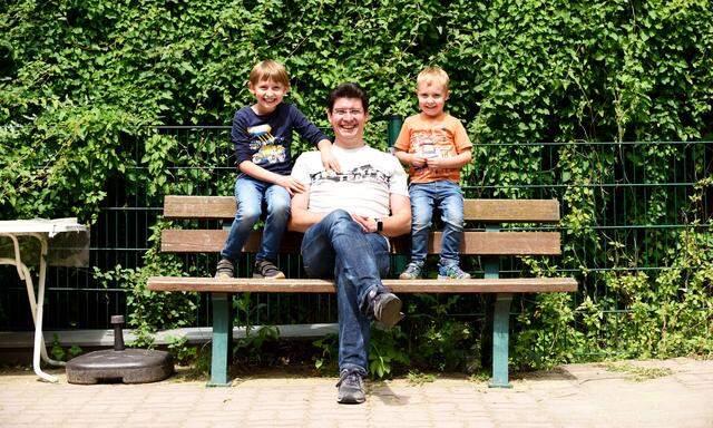 Clemens Schmoll mit seinen beiden Söhnen: „Von einem anderen Vater nimmt man Tipps lieber an.“