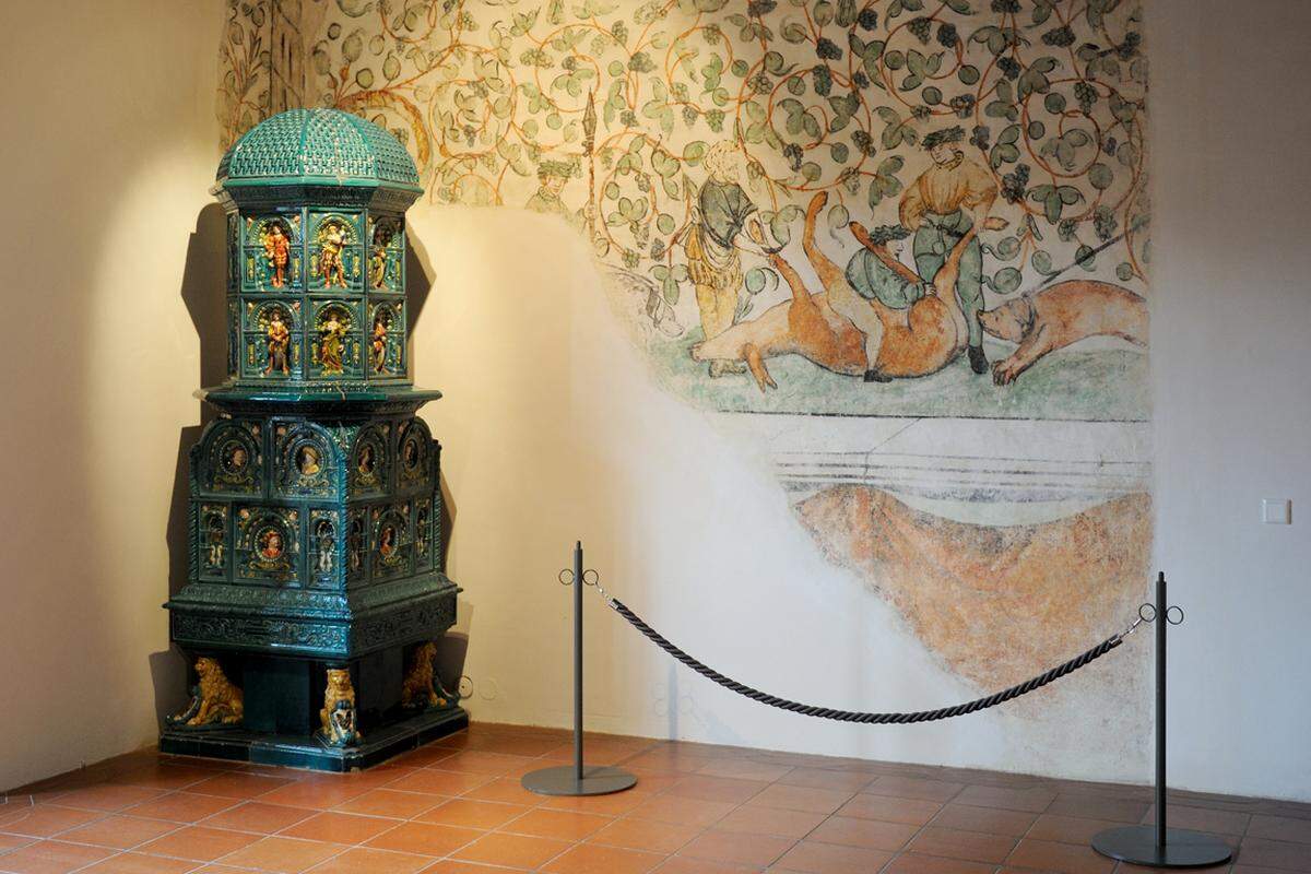 Sonst aber können Besucher weite Teile des Renaissanceschlosses auf eigene Faust erkunden. In den Innenräumen sind Reste historischer Fresken zu sehen, die im Zuge von Renovierungen entdeckt wurden.