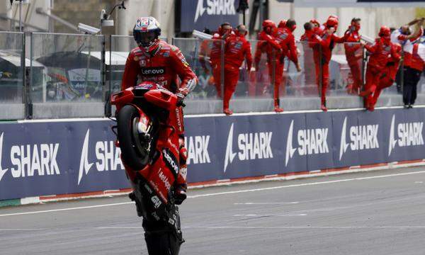So feiern echte Moto-GP-Sieger: Jack Miller triumphiert auf Ducati in Le Mans. 