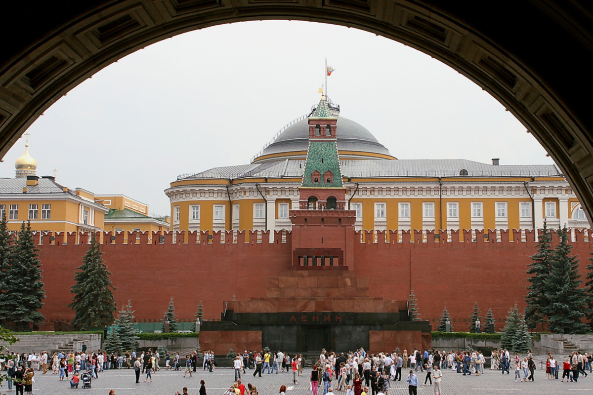 Zu viele statt zu wenige Akademiker hat Russland. Die Anzahl der Unis wird nun reduziert. Rund 1,5 Millionen Studenten besuchen eine staatliche Hochschule, zwei Drittel davon zahlen nichts. Einzige Studienvoraussetzung: Das zentrale Staatsexamen. Zehn Prozent scheitern daran. Das staatliche Stipendium ist mit 27 Euro nur symbolisch.