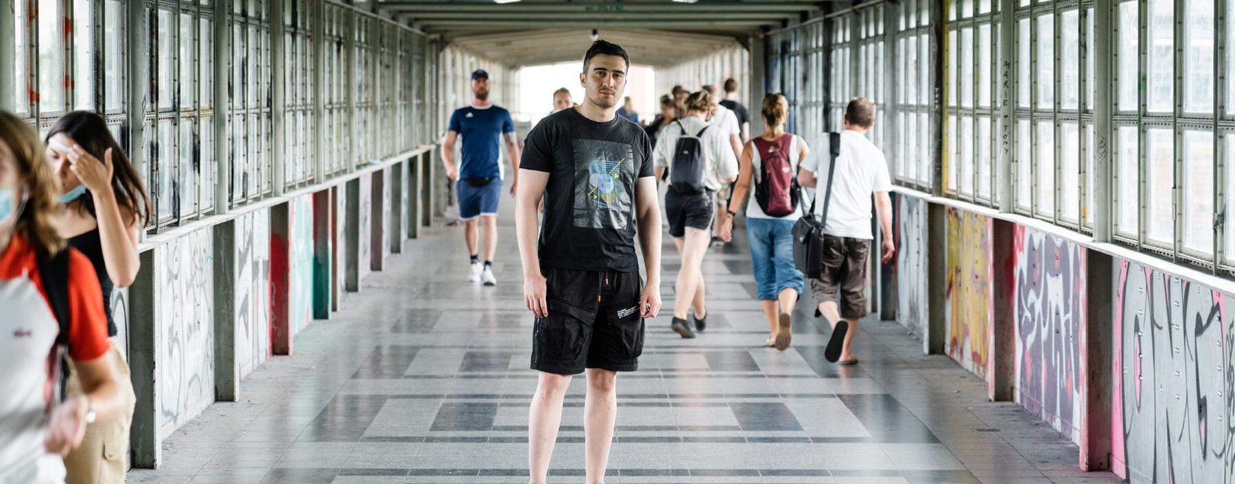 Aus dem schmächtigen Heranwachsenden ist ein kräftiger junger Mann geworden: Anas Modamani, 23, in seinem neuen Heimatbezirk Berlin-Lichtenberg.