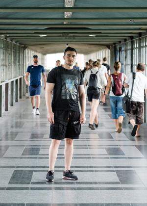 Aus dem schmächtigen Heranwachsenden ist ein kräftiger junger Mann geworden: Anas Modamani, 23, in seinem neuen Heimatbezirk Berlin-Lichtenberg.
