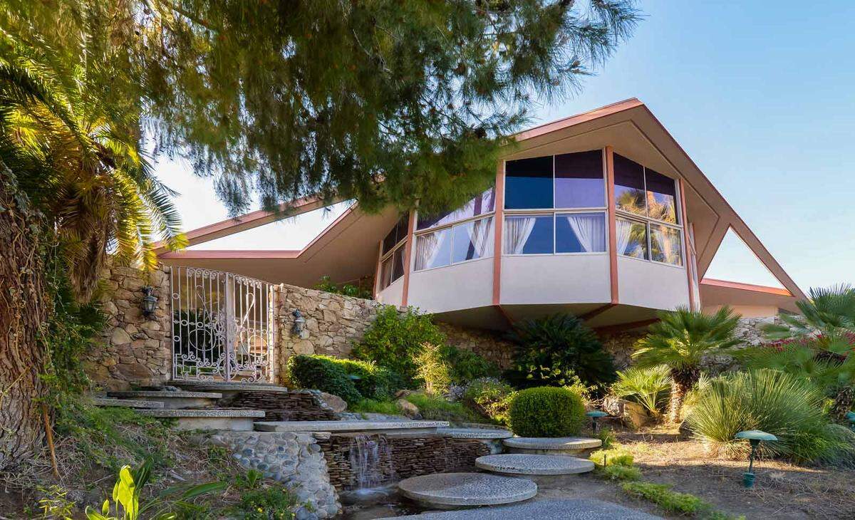 Das futuristische Mid-Century-Haus mit breiten Glasfronten, die Ausblick auf das Coachella-Tal und die Santa Rosa Berge geben, ist nun wieder auf dem Markt.