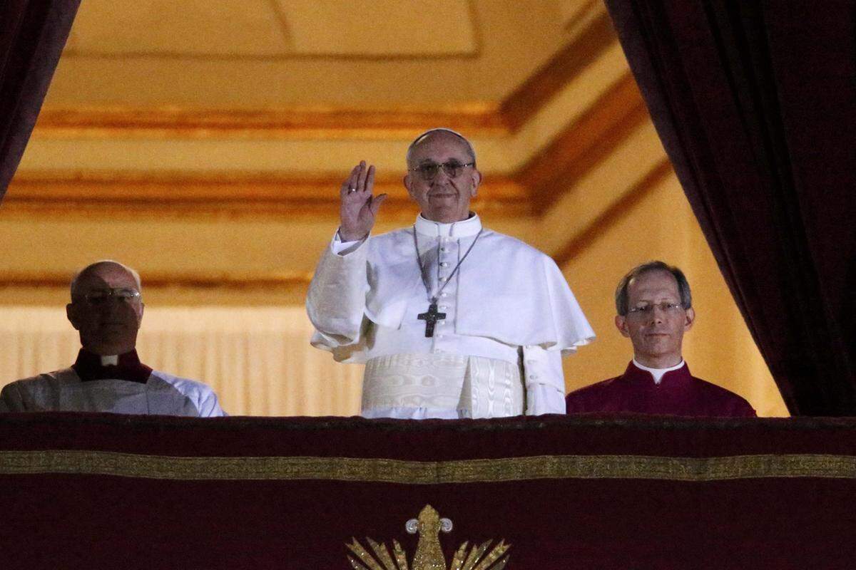 Mit einem schlichten "Liebe Brüder und Schwestern! Guten Abend" begann er seine Ansprache. Es sehe so aus, als seien seine Brüder - die übrigen Kardinäle - fast bis ans Ende der Welt gegangen, um einen neuen Papst zu finden, erklärte der neue Papst.