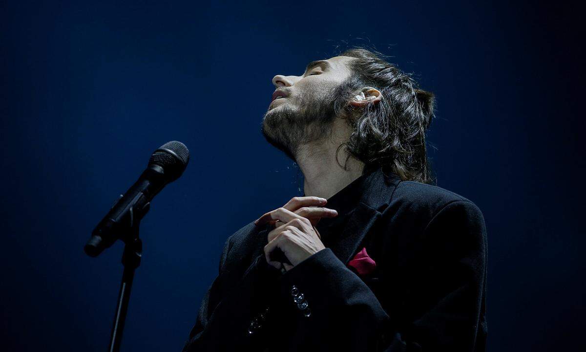 Salvador Sobral mit "Amar Pelos Dois" Zu den herausstechenden Beiträgen des ESC-Jahres zählt sicherlich der zeitlos-gefühlvolle Fado des Portugiesen Salvador Sobral. Der Spross einer Adelsfamilie hat allerdings mit Gesundheitsproblemen zu kämpfen - darum vertritt ihn seine Schwester bei den Proben - und das mit Bravour. Ingesamt werden Sobrals Chancen, endlich den ersehnten Sieg für Portugal zu erringen, durchaus hoch eingeschätzt.  Salvador Sobral mit "Amar Pelos" auf YouTube