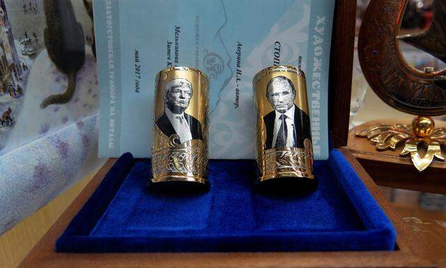 Am liebsten glitzernd und goldfarben. Die Souvenirhändler in St. Petersburg, der Heimatstadt Wladimir Putins dicht an der finnischen Grenze, hoffen auf ein gutes Geschäft mit ihren Kitschprodukten.
