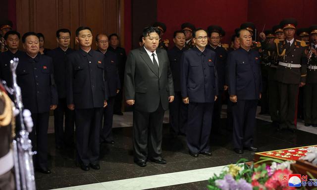 Nordkoreas Machthaber Kim Jong-un beim Begräbnis des mit 94 Jahren verstorbenen Kim Ki-nam.